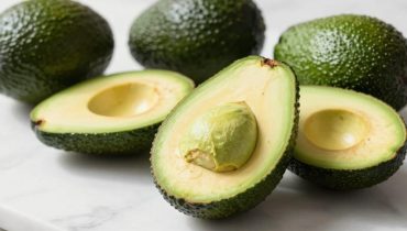 Avocado und Blutzucker: Wie ihre einfach ungesättigten Fette und 10 Gramm Ballaststoffe Ihren Zuckerspiegel natürlich regulieren Avocado und Blutzucker: Wie ihre einfach ungesättigten Fette und 10 Gramm Ballaststoffe Ihren Zuckerspiegel natürlich regulieren