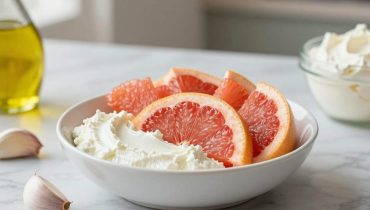Labneh mit rosa Grapefruit: Wie die Honig-Chili-Vinaigrette diesen libanesischen Käse in eine gastronomische Vorspeise verwandelt Labneh mit rosa Grapefruit: Wie die Honig-Chili-Vinaigrette diesen libanesischen Käse in eine gastronomische Vorspeise verwandelt