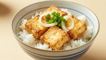 Frittierter Tofu und geschmorte Eier: das japanische Geheimnis für eine vollständige Mahlzeit in 15 Minuten