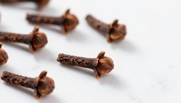 Gewürznelken: Wie dieses Küchengewürz Ihre Leber schützt und Ihren Blutzucker reguliert Gewürznelken: Wie dieses Küchengewürz Ihre Leber schützt und Ihren Blutzucker reguliert