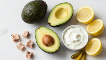 Mit Thunfisch gefüllte Avocado: die Anti-Oxidations-Technik und die 4 Varianten, die diesen Klassiker der 60er Jahre verwandeln