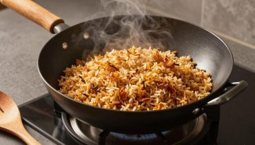 Steak Fried Rice: Die Technik des kalten Reises vom Vortag für ein Ergebnis wie im asiatischen Restaurant in 25 Minuten