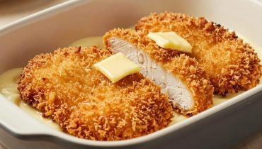 Sauerrahm-Hähnchen: Das One-Pan-Rezept, das ein Abendessen unter der Woche in ein cremiges und knuspriges Gericht verwandelt Sauerrahm-Hähnchen: Das One-Pan-Rezept, das ein Abendessen unter der Woche in ein cremiges und knuspriges Gericht verwandelt