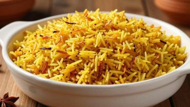 Vereinfachtes persisches Tachin: Das Geheimnis der goldenen Safrankruste und des mit Baharat gewürzten Fleisches