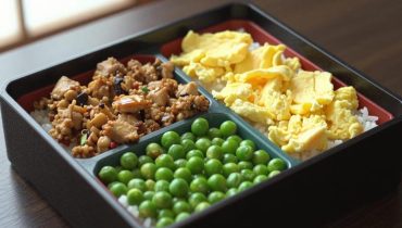 Soboro Don: Die japanische Technik der multiplen Stäbchen, die Hähnchenhack in perfekte Krümel verwandelt Soboro Don: Die japanische Technik der multiplen Stäbchen, die Hähnchenhack in perfekte Krümel verwandelt