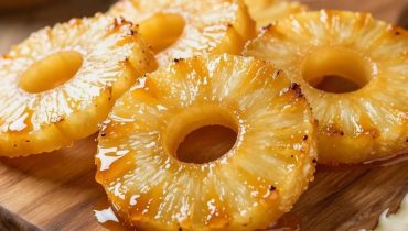 Joghurtkuchen mit karamellisierter Ananas: das saftige Rezept, das ein einfaches Dessert in ein Gourmet-Gebäck verwandelt Joghurtkuchen mit karamellisierter Ananas: das saftige Rezept, das ein einfaches Dessert in ein Gourmet-Gebäck verwandelt