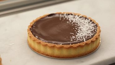 Schoko-Kokos-Tarte nach Bounty-Art: Das Rezept in 3 Schritten für ein zartschmelzendes Dessert in weniger als einer Stunde Schoko-Kokos-Tarte nach Bounty-Art: Das Rezept in 3 Schritten für ein zartschmelzendes Dessert in weniger als einer Stunde