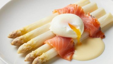 Weißer Spargel mit Räucherlachs: Wie man 4 einfache Zutaten in 35 Minuten in ein Gourmetgericht verwandelt