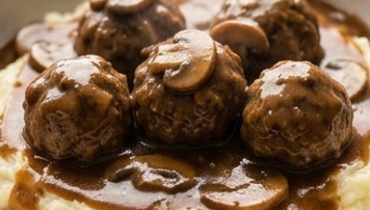 Slow Cooker Fleischbällchen nach Salisbury-Steak-Art