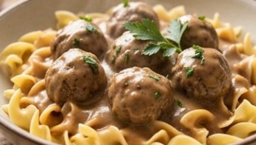 Schwedische Fleischbällchen in cremiger Sauce