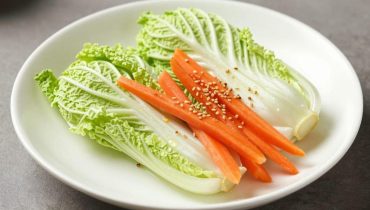 Chinakohl-Sesam-Salat: Das knackige Rezept in 15 Minuten, das asiatisches Gemüse neu erfindet Chinakohl-Sesam-Salat: Das knackige Rezept in 15 Minuten, das asiatisches Gemüse neu erfindet