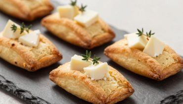Herzhafte Financiers mit Ziegenkäse und Thymian: das französische Rezept, das den Aperitif in einen gastronomischen Moment verwandelt Herzhafte Financiers mit Ziegenkäse und Thymian: das französische Rezept, das den Aperitif in einen gastronomischen Moment verwandelt