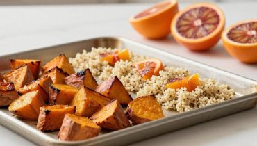 Quinoa und geröstete Süßkartoffeln: Die Kombination aus Blutorange und Feta, die diese Bowl in ein ausgewogenes Gericht verwandelt Quinoa und geröstete Süßkartoffeln: Die Kombination aus Blutorange und Feta, die diese Bowl in ein ausgewogenes Gericht verwandelt