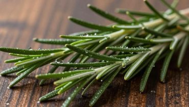 Rosmarinspray: Studien zeigen vergleichbare Ergebnisse wie Minoxidil 2% zur Förderung des Haarwachstums