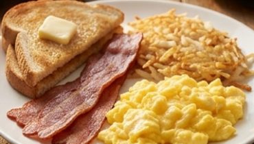 Klassisches amerikanisches Frühstück: Rührei, Hash Browns und goldener Toast