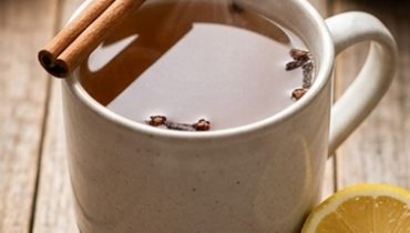 3-Gewürze-Tee: Zimt, Nelke und Zitrone