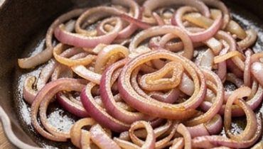 oignons-rouges-sautes-la-garniture-toute-simple-qu cover