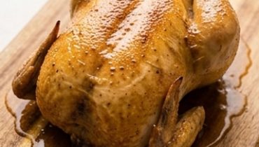 Ganzes Hähnchen aus dem Schongarer Ganzes Hähnchen aus dem Schongarer