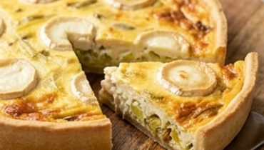 quiche-poireaux-chevre-fondante-doree-et-prete-en- cover