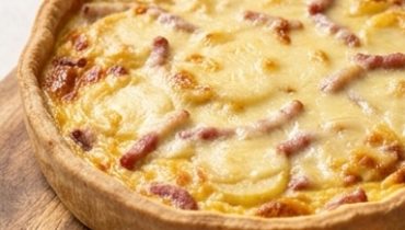 quiche-raclette-pommes-de-terre-et-lardons-la-tart cover