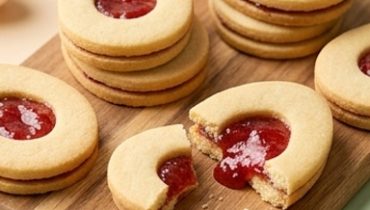 Osterei-Mürbeteigplätzchen mit Erdbeermarmelade Osterei-Mürbeteigplätzchen mit Erdbeermarmelade