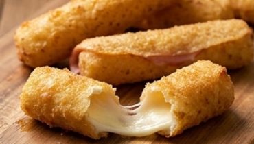 Knusprige Mozzarella-Sticks mit Putenschinken aus dem Ofen