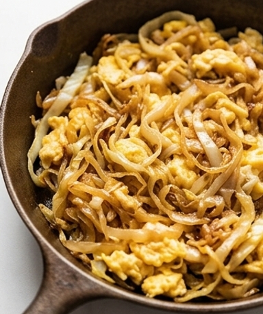 Gebratener Kohl mit Knoblauch-Rührei