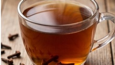 Hausgemachtes Nelkenwasser