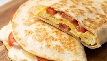 Frühstücks-Quesadilla mit Ei, Tomaten und Mozzarella