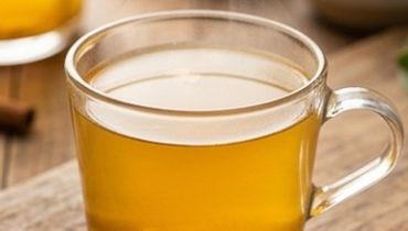 Tee mit Ingwer, Kurkuma, Knoblauch und Guavenblättern