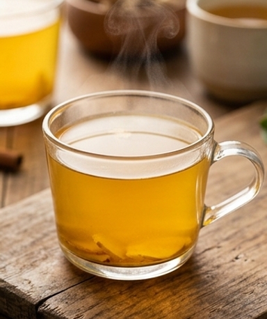 Tee mit Ingwer, Kurkuma, Knoblauch und Guavenblättern