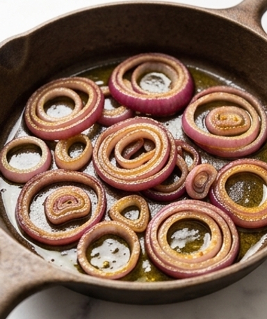 Gebratene rote Zwiebeln in Olivenöl