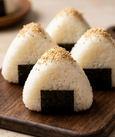 Onigiri mit Sriracha-Thunfisch und Gomasio