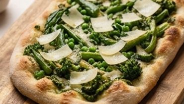 Pinsa mit grünem Gemüse und hausgemachtem Pesto