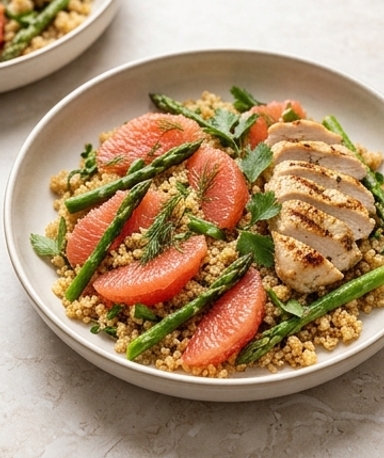 Knuspriger Quinoa-Salat mit rosa Grapefruit