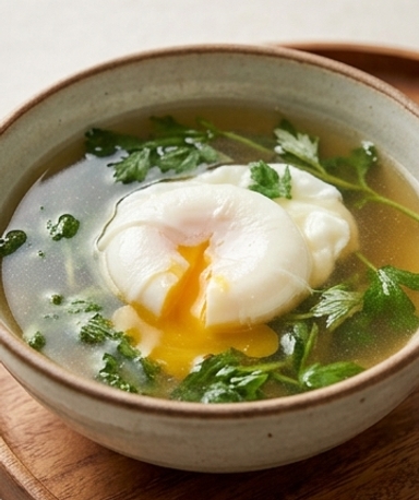 Suppe mit pochierten Eiern und Beifuß