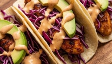 Chipotle Hähnchen-Tacos mit Apfel-Rotkohl-Slaw und hausgemachter Crema