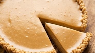 Cremige Ahornsirup-Tarte auf Rice-Krispies-Boden