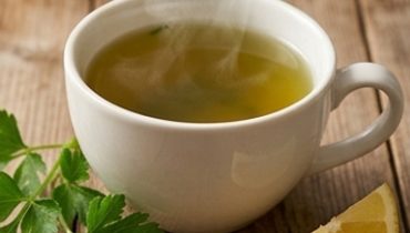 Hausgemachter Petersilientee