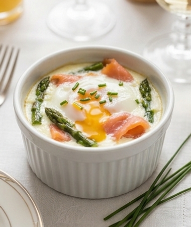 Eier im Töpfchen mit Spargel und Räucherlachs